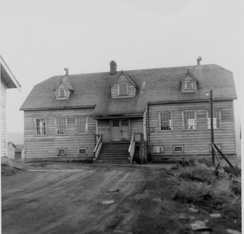 Photo of large schoolhouse.